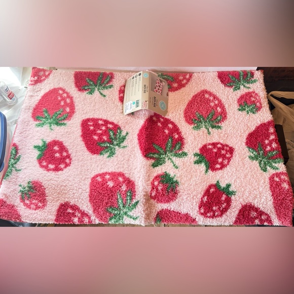 NWT - Martha Stewart Ultra Soft Strawberry Bath Rug - Picture 1 of 10